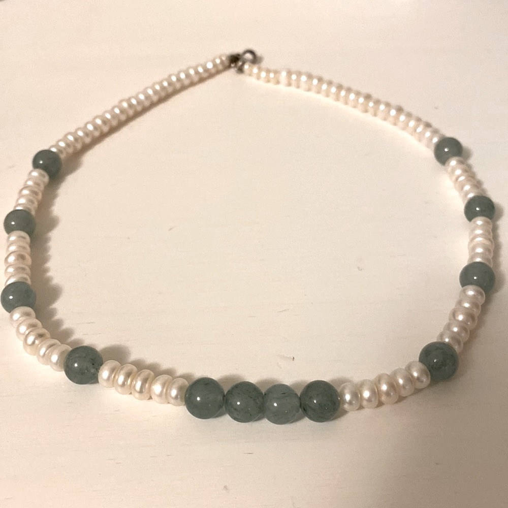Handmade necklace of pearls and green agate